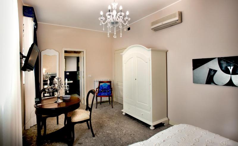 Large Double Room image 2