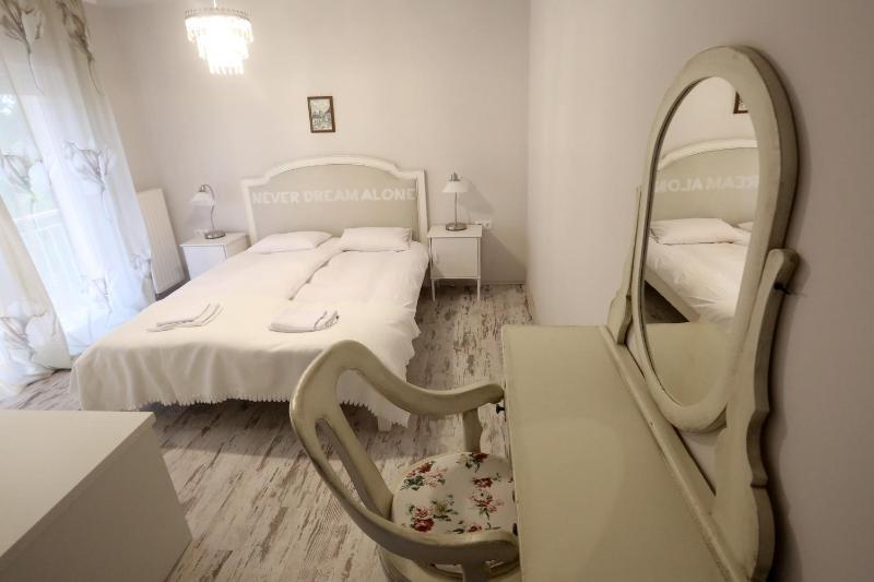 Double Room image 4