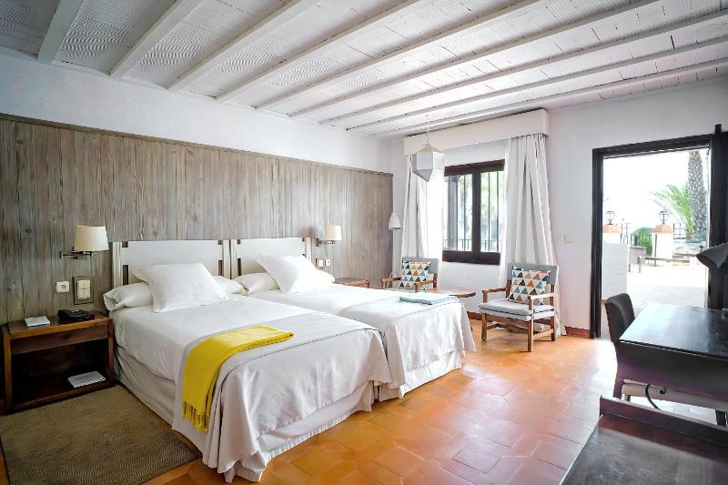 Standard Twin Room image 4