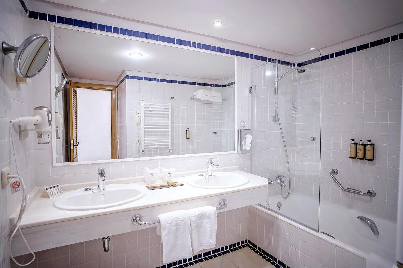 Standard Twin Room image 3