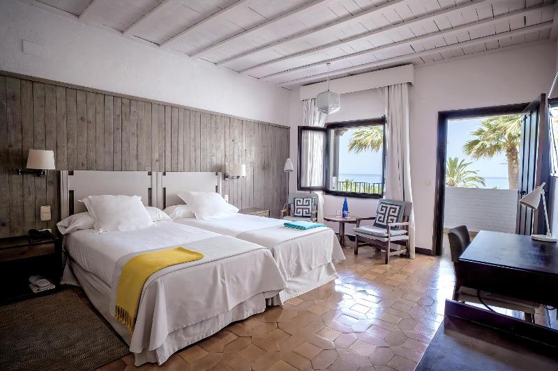 Superior Twin Room image 3
