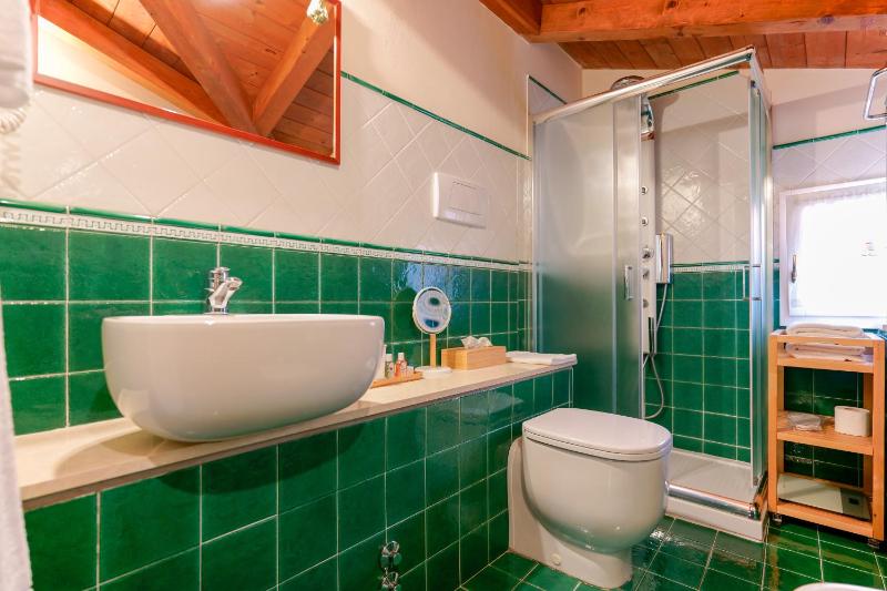 Deluxe Double or Twin Room image 3