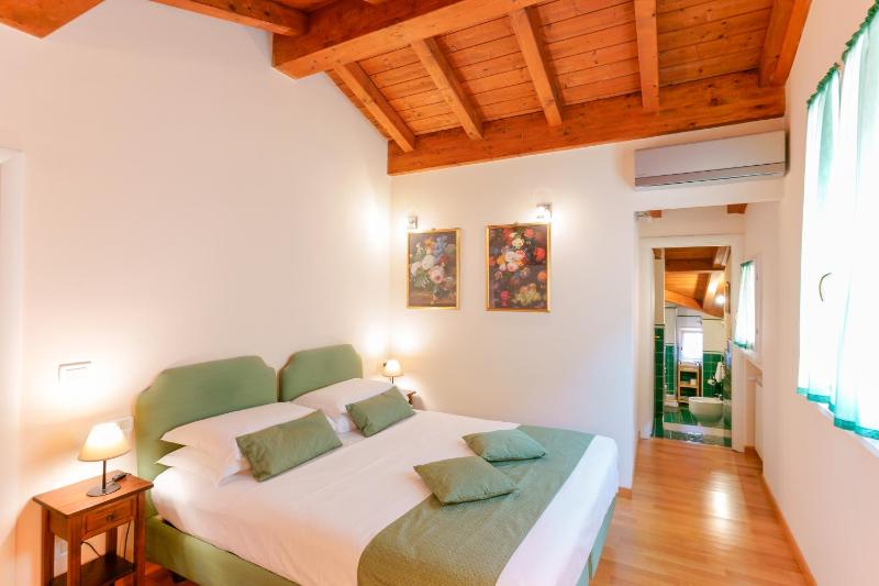 Deluxe Double or Twin Room image 4