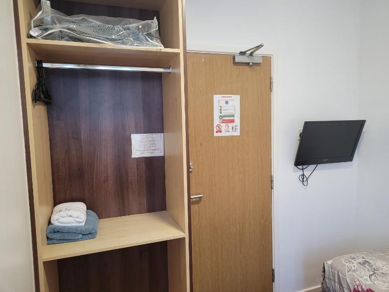 Standard Single En-suite Room image 3
