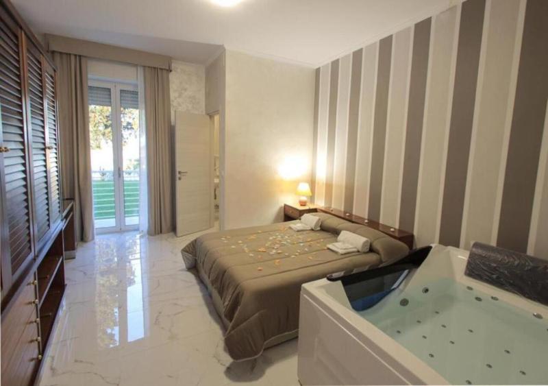 King Room with Spa Bath image 4