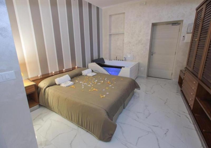 King Room with Spa Bath image 1