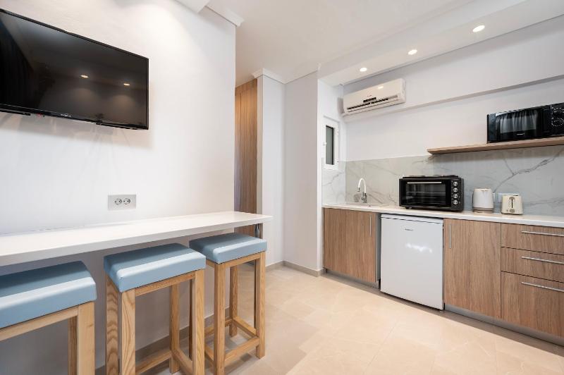 Poseidon Deluxe Apartments - image 6