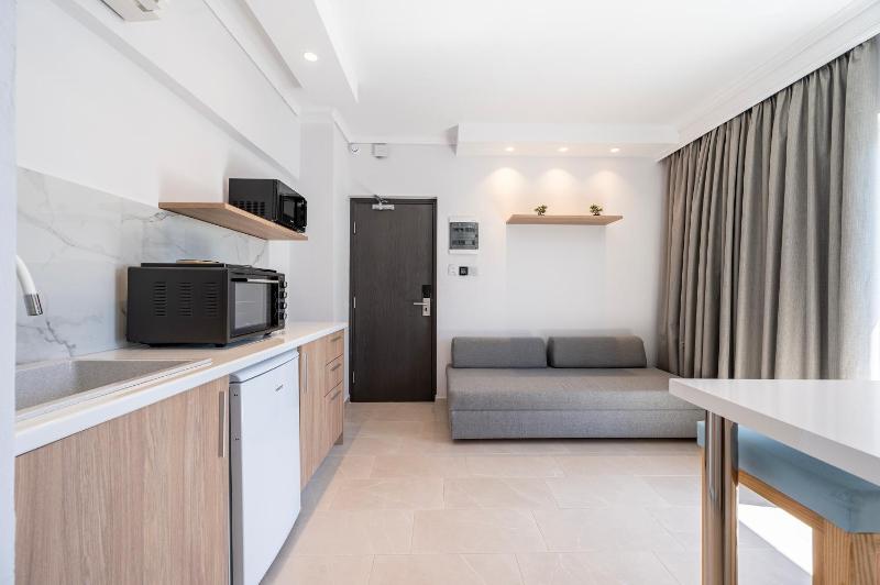 Poseidon Deluxe Apartments - image 4