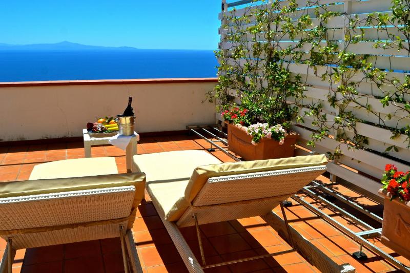 Junior Suite with Terrace and Sea View image 2