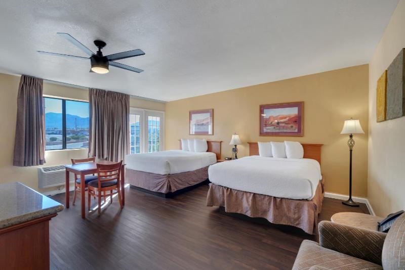 Quadruple Room with Two Queen Beds and Tub - Disability Access/Non Smoking image 4