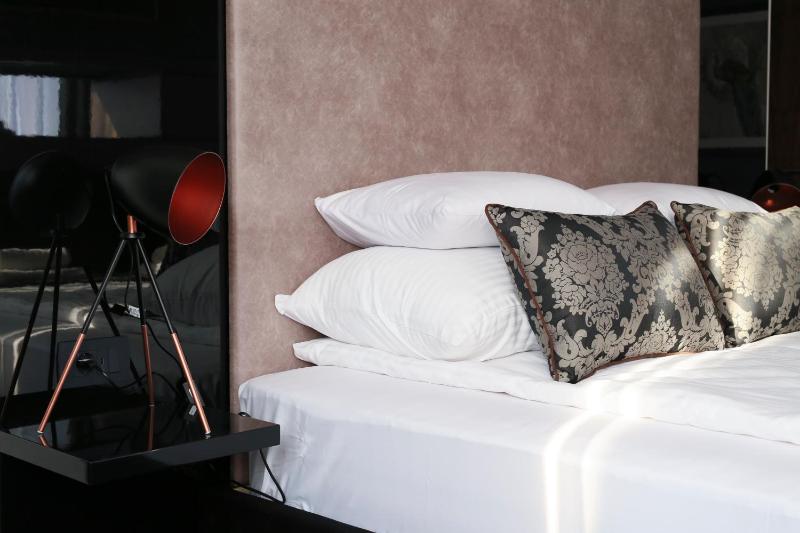 Superior King Room image 4
