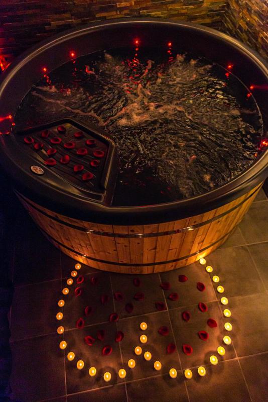Playroom XXL Loft LOVE Room avec Espace spa Terrasse vue sur les toits Salle de jeux pour adultes Libourne centre 10 min de St Emilion Proche Bordeaux Images