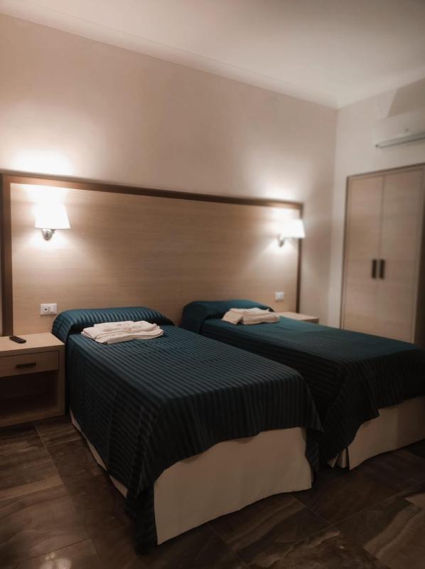 Twin Room with Bathroom image 1