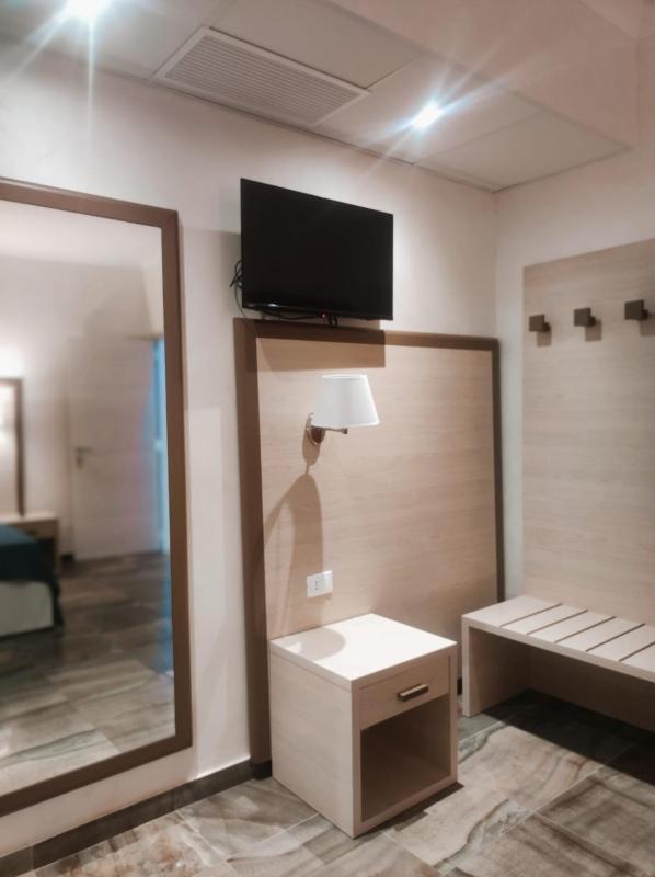 Twin Room with Bathroom image 3