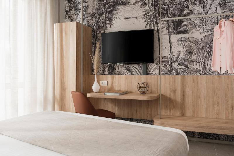 Double Room with Garden View image 3