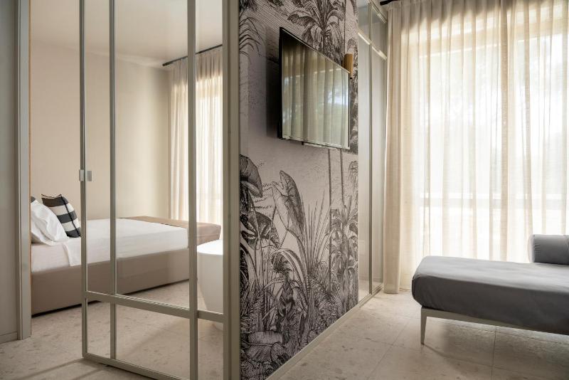 Junior Suite with Balcony image 3