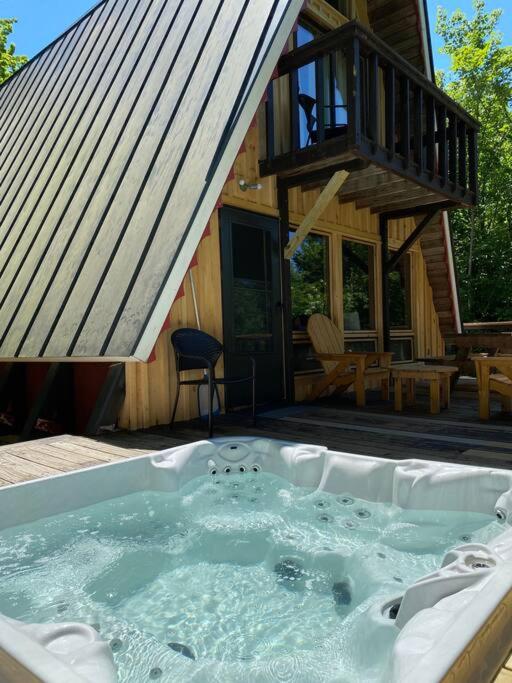 Mount Snow A Frame with Jacuzzi Images