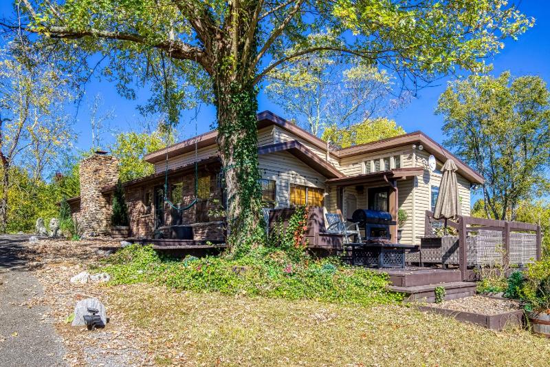 Haleywood Private 125 acres on Lake Douglas with 2 cabins Seasonal Pool Boat Dock Free Ticket! - image 20