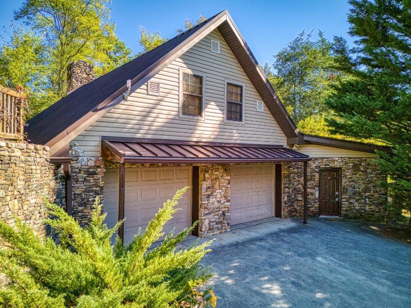Haleywood Private 125 acres on Lake Douglas with 2 cabins Seasonal Pool Boat Dock Free Ticket! - image 41