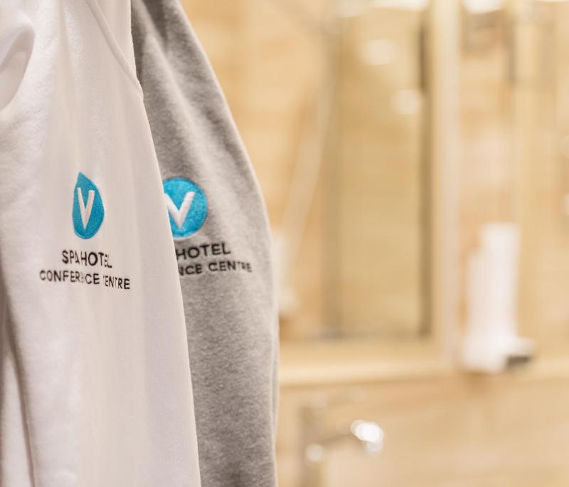 Deluxe Room with access to the V Spa water and sauna area image 4