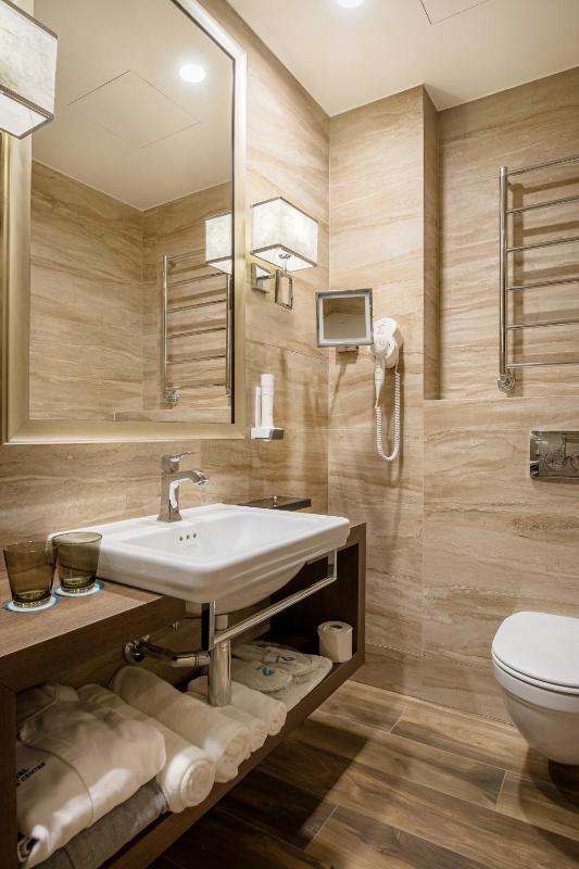 Deluxe Room with access to the V Spa water and sauna area image 3