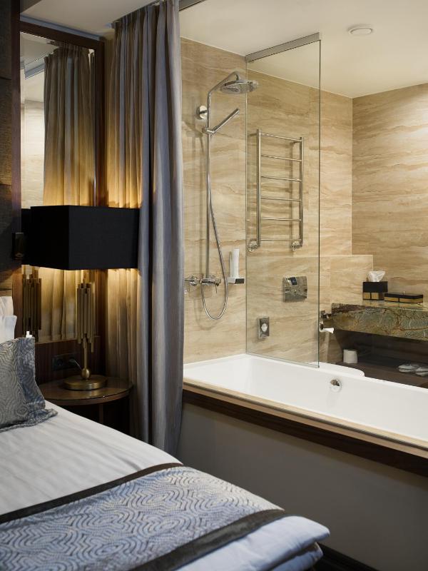 Deluxe Room with access to the V Spa water and sauna area image 1