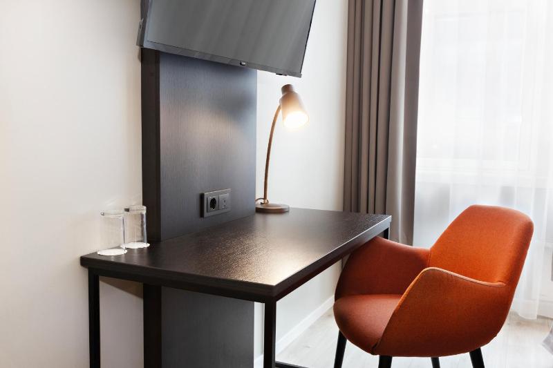 Standard Twin Room image 3