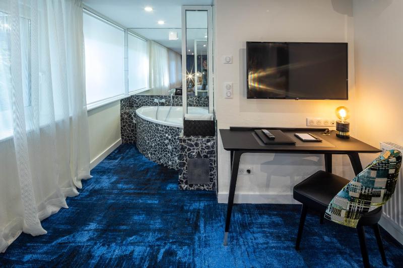 Double Room with Spa Bath image 1