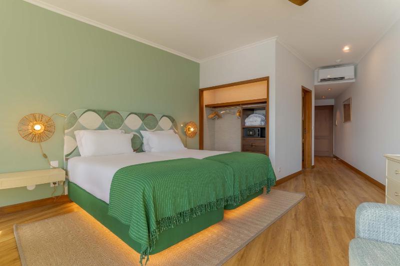 Double or Twin Room with Sea View image 4