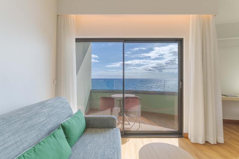 Triple Room with Sea View image 2