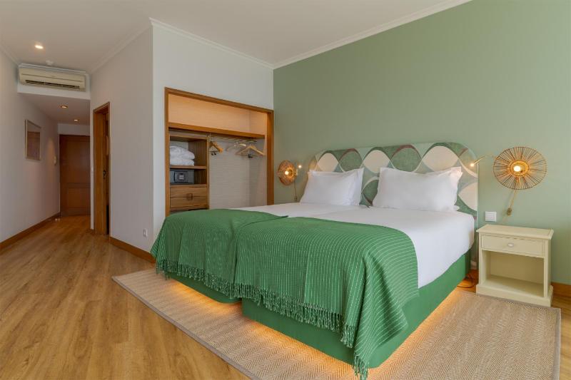 Superior Double or Twin Room with Sea View image 3