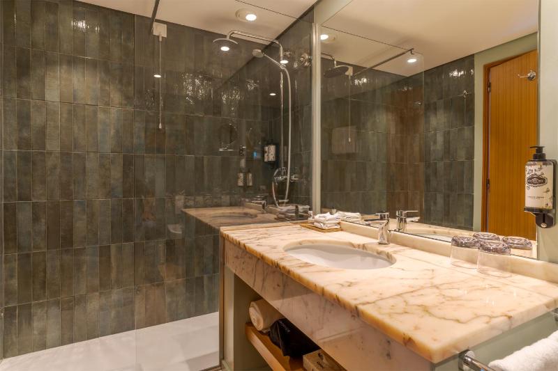 Superior Double or Twin Room with Sea View image 4