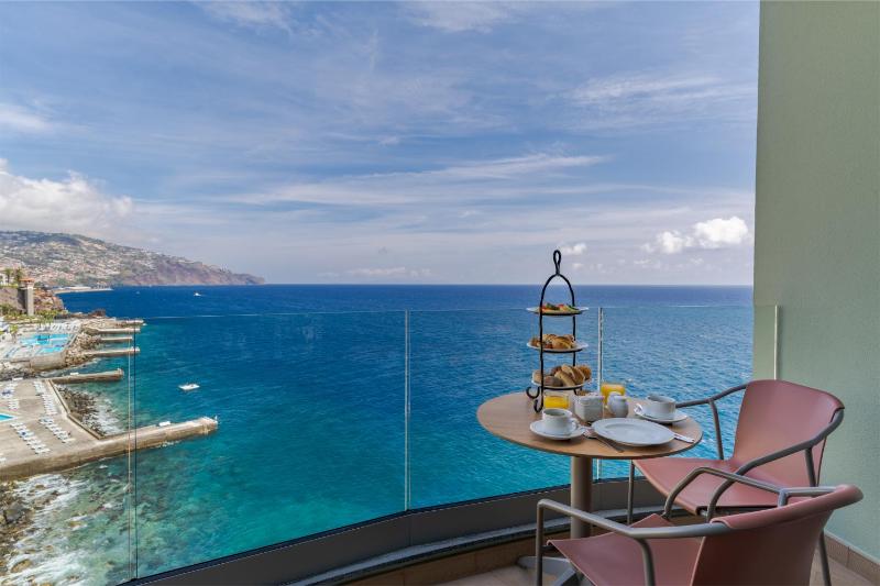 Superior Double or Twin Room with Sea View image 1