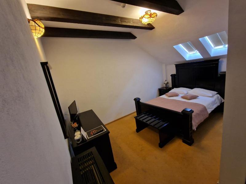 Standard King Room image 4