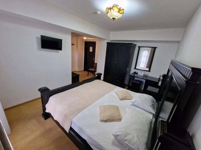 Standard King Room image 3