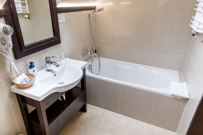 Deluxe Double or Twin Room image 2