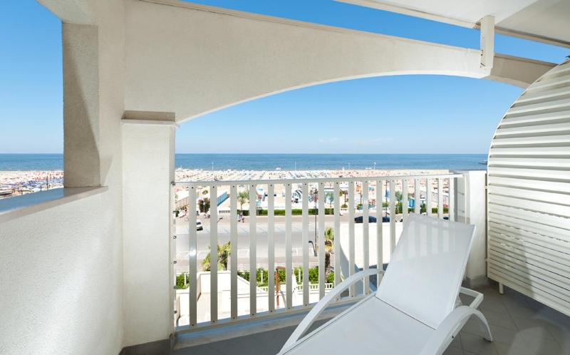 Beachfront Superior Room with balcony and pool access image 4