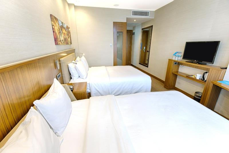 Queen Room with Sofa Bed - Smoking image 2