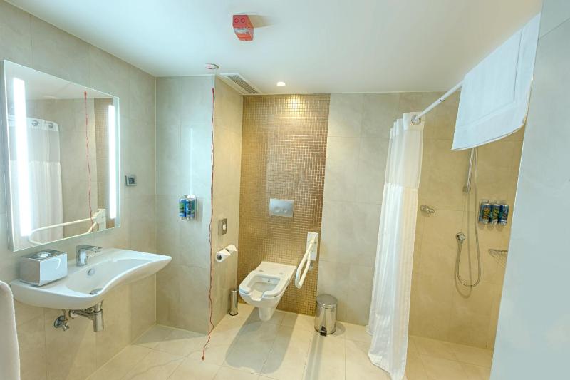 1 Queen Access Roll in Shower - Non Smoking image 4
