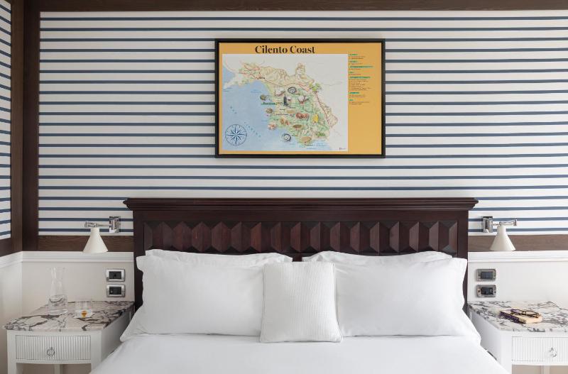 Superior King Room image 3