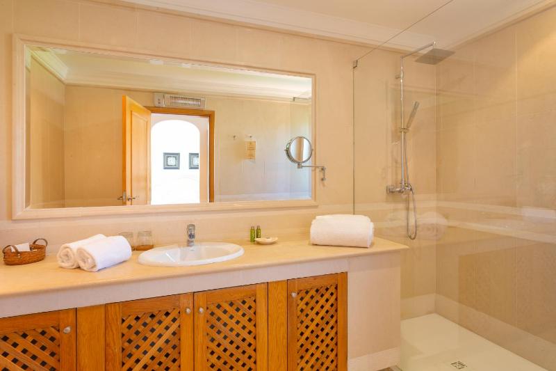Four-Bedroom Villa with Private Pool image 1