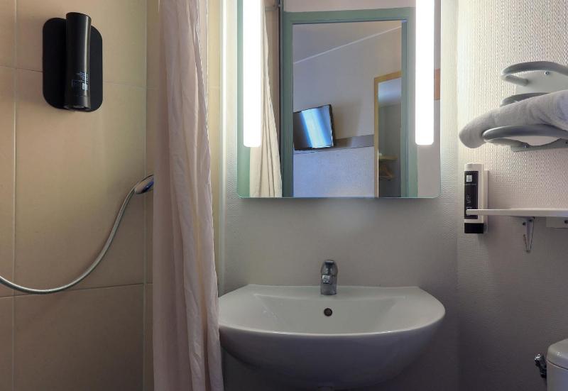 Twin Room - Non-Smoking image 4