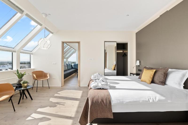 Panorama Top Floor Balcony Suite - Free Spa image 3