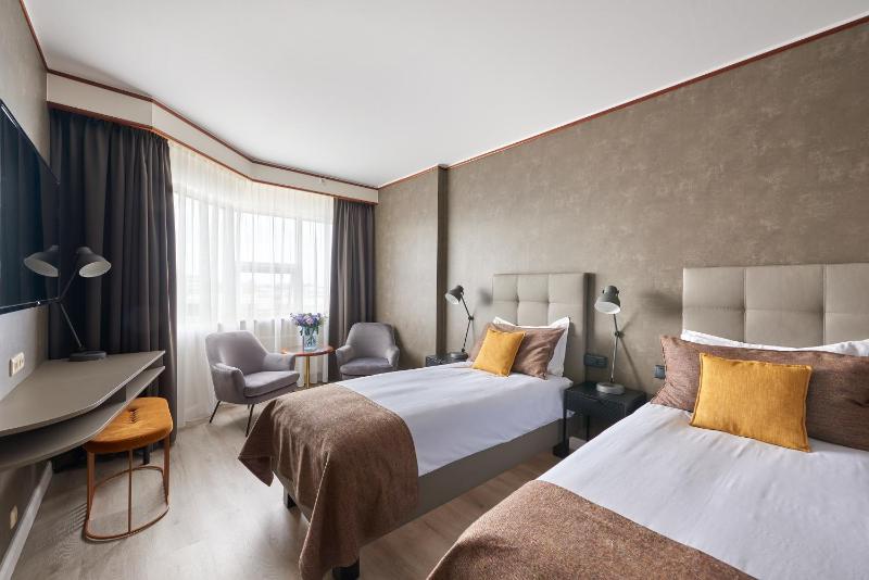 Standard Twin Room image 3