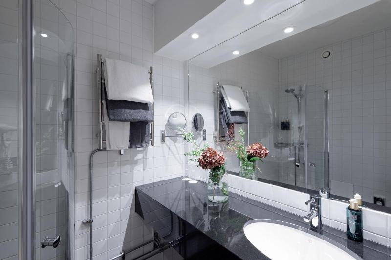 Standard Twin Room image 4