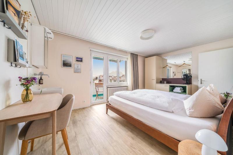 Double Room with Private Bathroom image 1