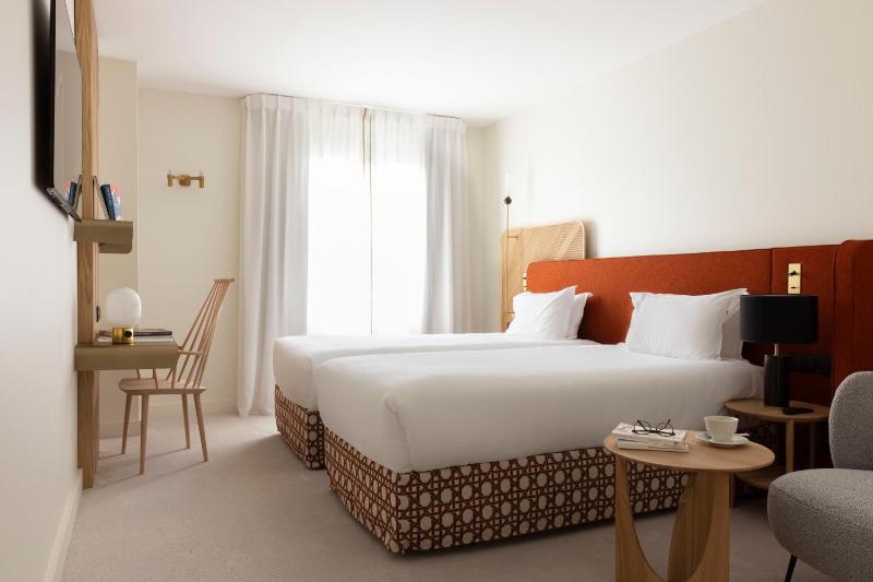 Standard Twin Room image 4