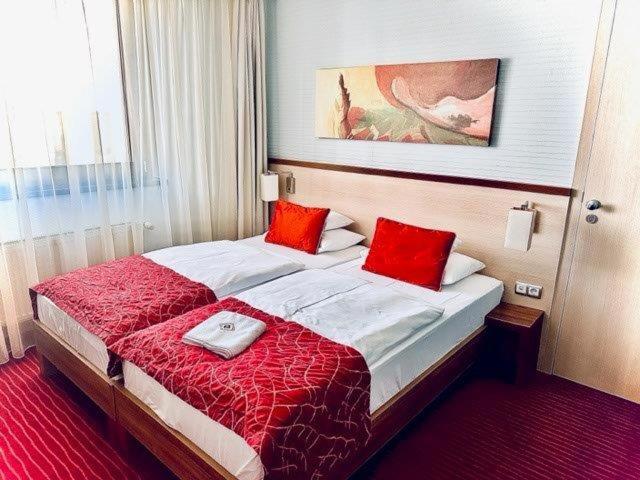 Standard Twin Room image 4