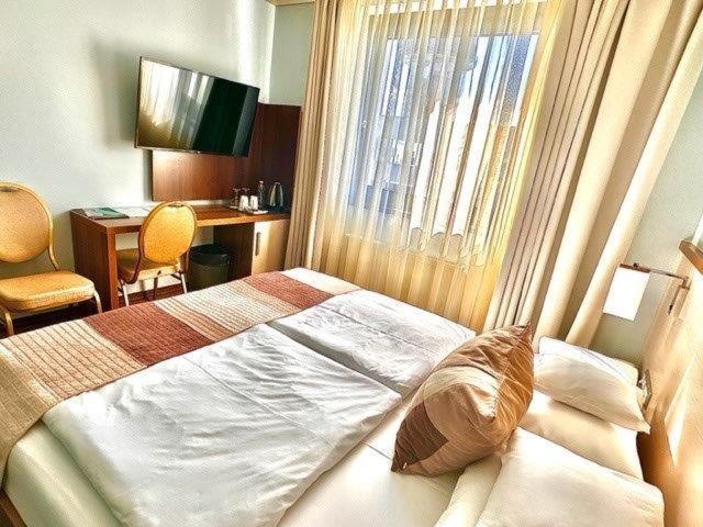 Standard Double Room image 2