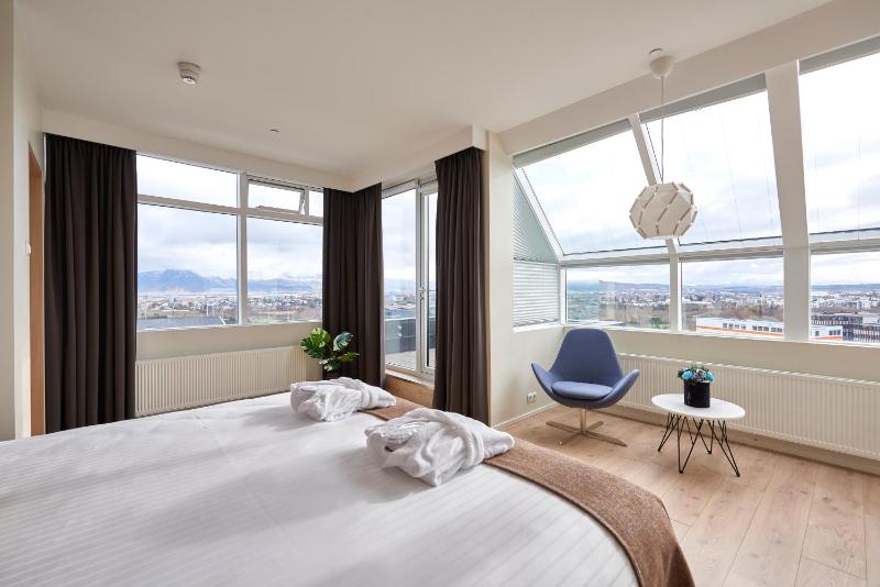 Panorama Top Floor Balcony Suite - Free Spa image 4